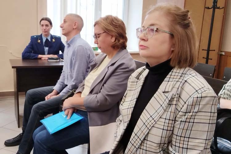    До начала процесса Гульшат Нигматуллина, не изменяя себе, не произнесла ни слова в ответ на вопросы журналистов, лишь сидела на стуле чуть поодаль от своих «подельников» и смотрела вдаль.   
Фото: Анастасия Гусева