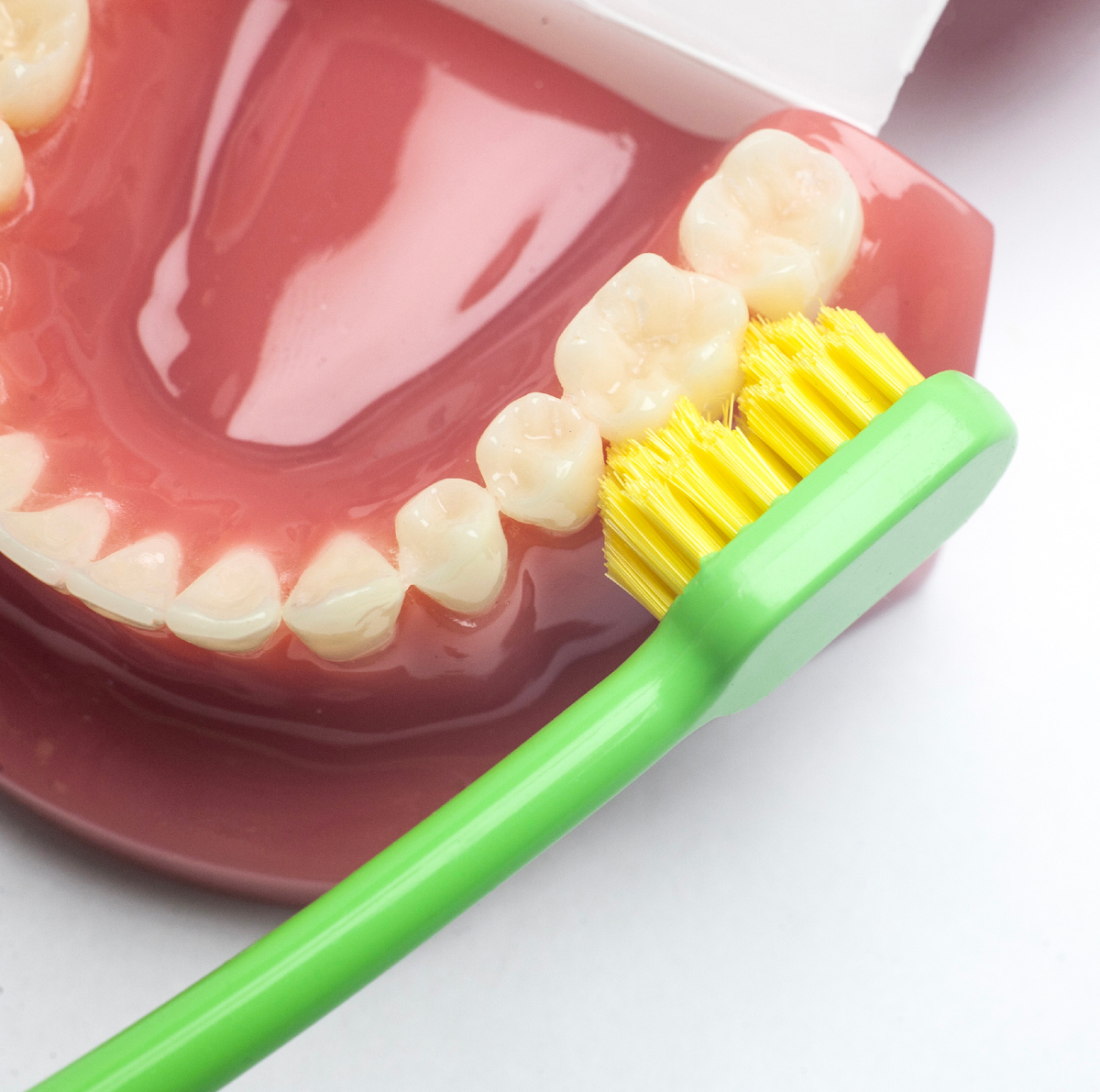 Демонстрация правильной чистки зубов нашей зубной щеткой Splash. Узнать подробности можно в клинике здоровья "Демос"