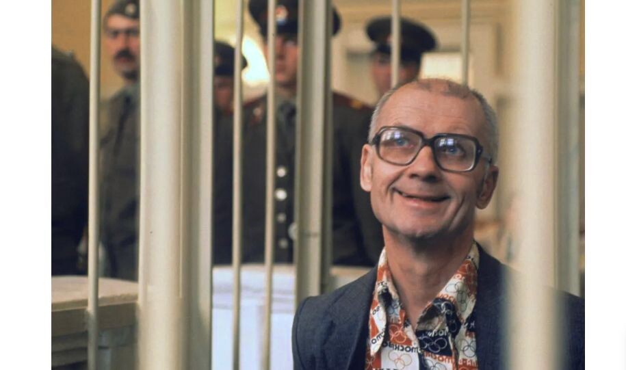 Если до ареста Чикатило не пользовался успехом у женщин, то затем письма с признаниями в любви стали приходить мешками