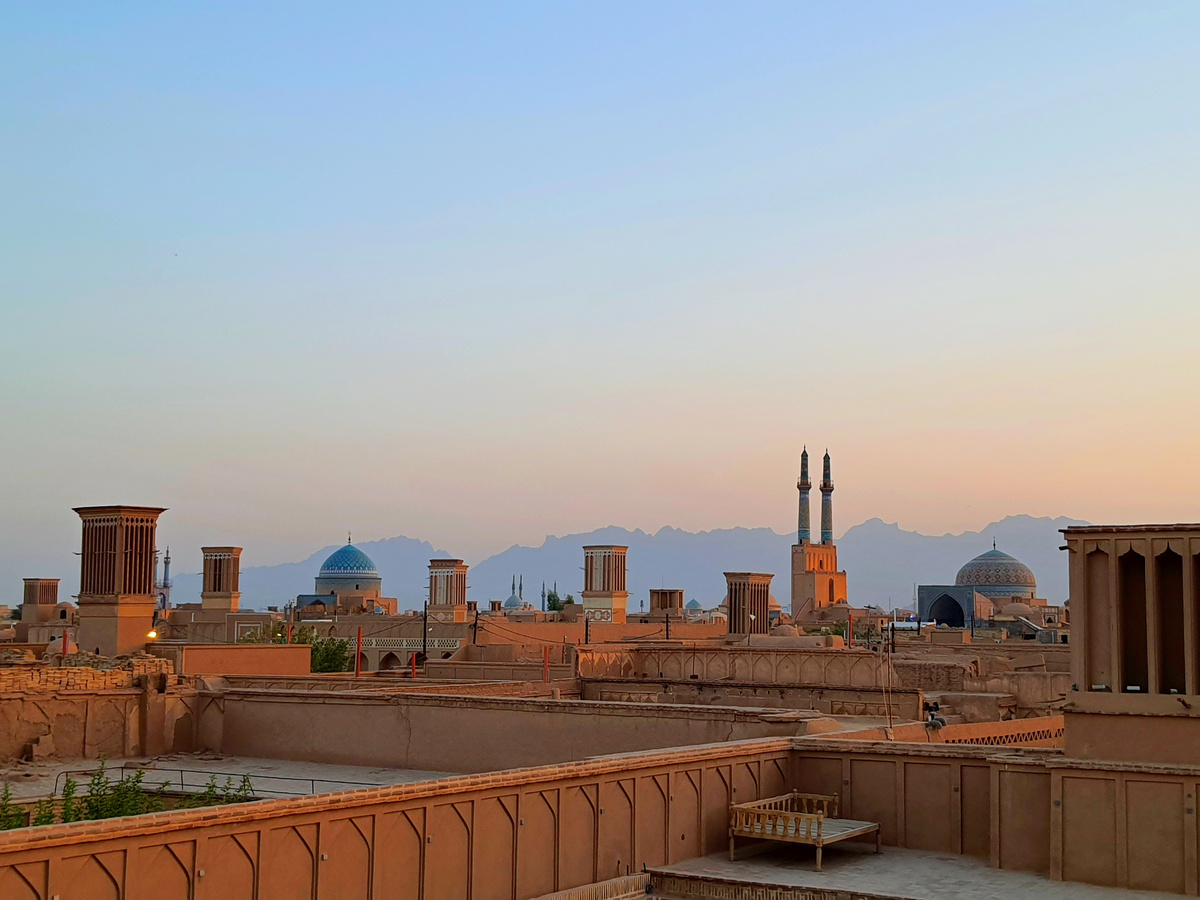 Панорама, открывающаяся с крыши культового кафе в Йезде