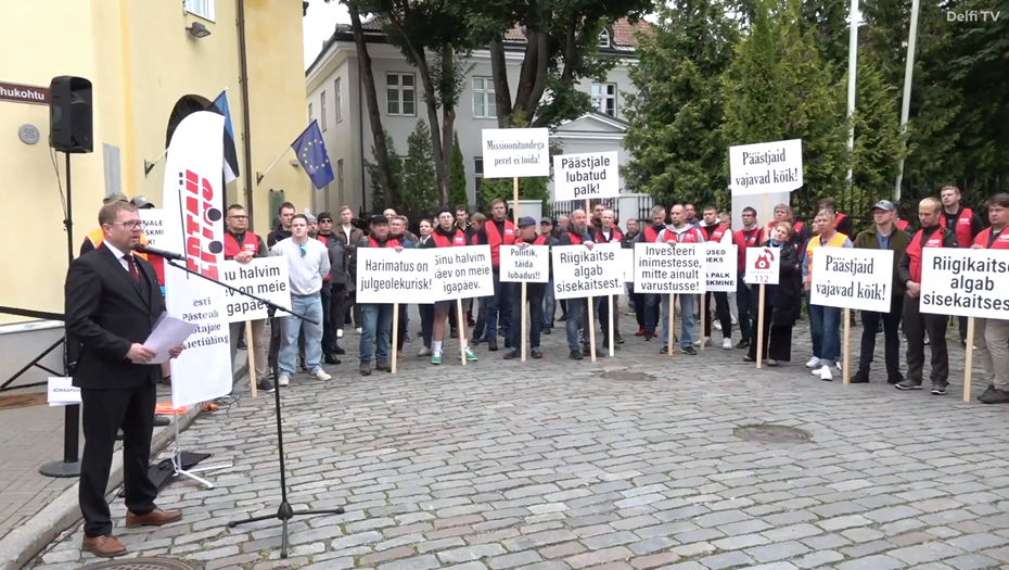    Эстонские педагоги, спасатели и полицейские на митинге в Таллине, Эстония. 2 сентября 2025 года. Снимок с видео. Автор фото: Delfi