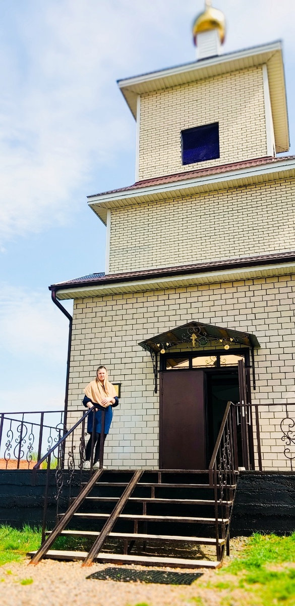 Я тут совсем, конечно, плохо получилась: слепило солнце, да и торопились (мужу нужно было на работу). Это на Радоницу эту. После кладбища заходили в нашу церковь