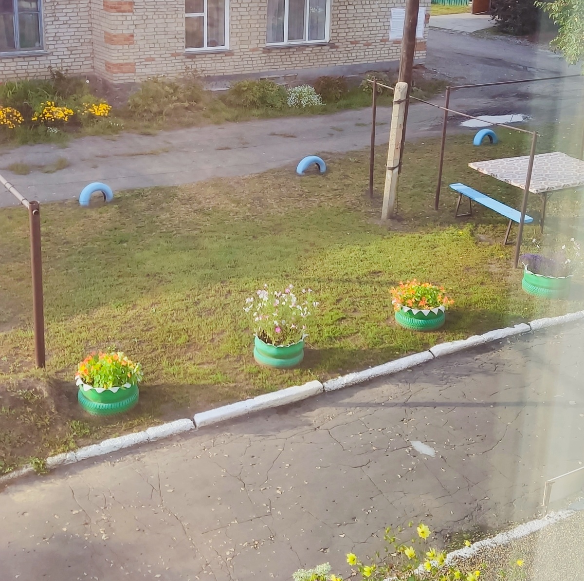 Вот это наш. От первого столба до второго, если вдоль бордюра. Сфотографировала сейчас из окна. Просто, чтобы показать площадь участка (с цветами в этом году неудачно как-то, плюс уже и сентябрь...)