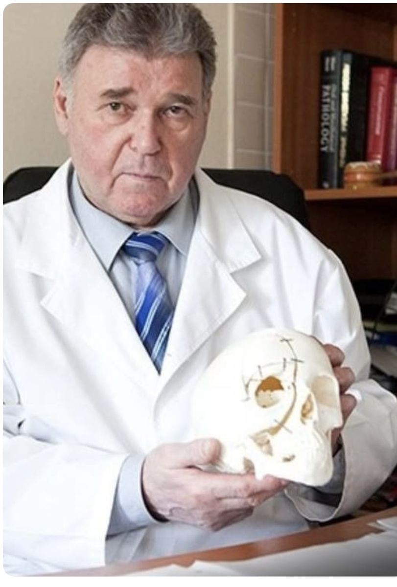 Рогинский Виталий Владиславович — кавалер ордена Дружбы, лауреат Премии Правительства РФ, заслуженный деятель науки РФ, доктор медицинских наук, профессор детской челюстно-лицевой хирургии.