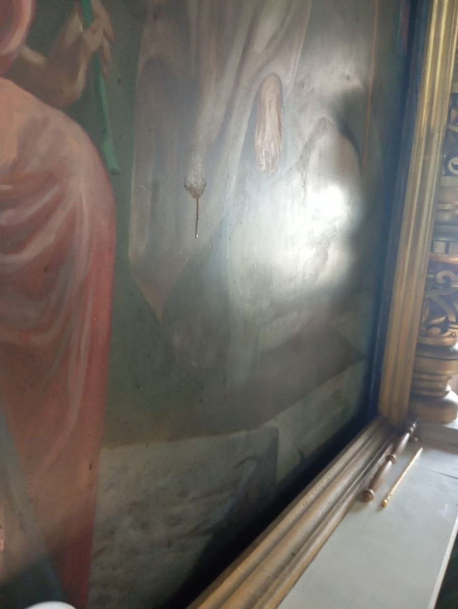 Люди приходят, чтобы своими глазами увидеть мироточащую икону