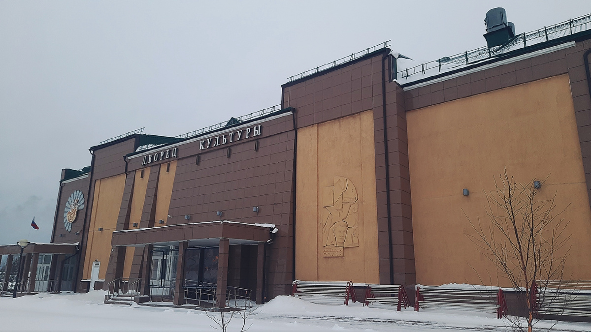 Мемориальная доска И. Г. Сафронову на здании Дварца Культуры г. Тайга.