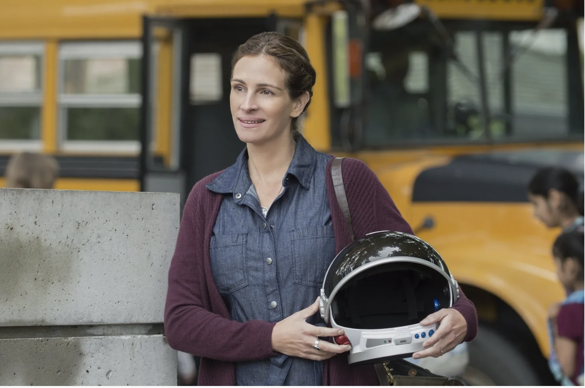 Ничего особенного. Просто конструтивно-аскетичное платье 1 сентября. 