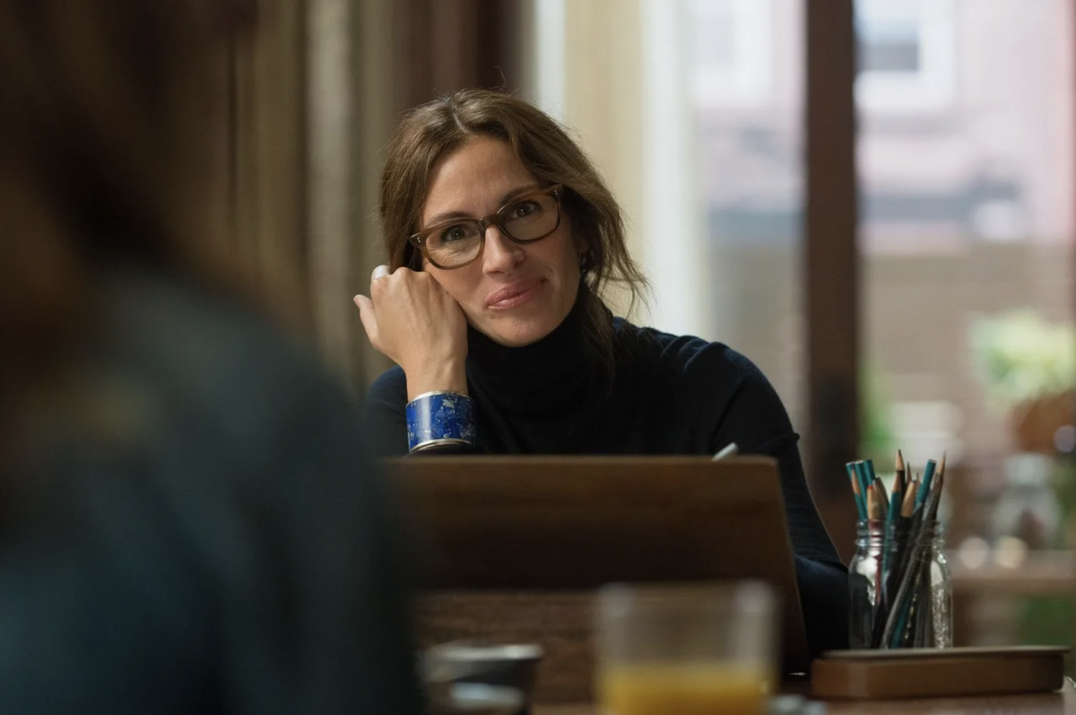 Браслет идеалиста, эмаль напоминает созвездия. Глаза подчеркнуты очками. Всё остальное - фон, просто не отвлекает. 