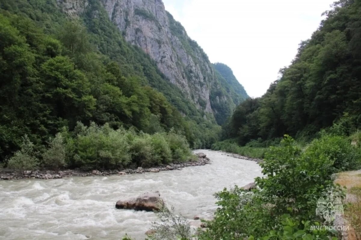    В Сочи горной рекой смыло троих человек