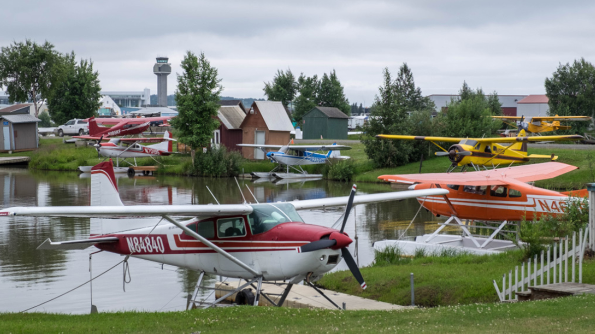 На фотографии: частные самолеты на Аляске. Источник фото: https://solusrex.livejournal.com/279428.html