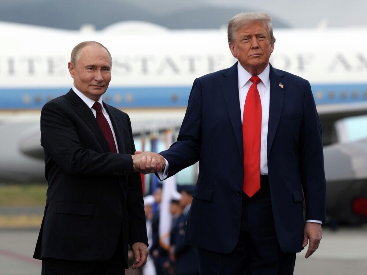    Президент РФ Владимир Путин и президент США Дональд Трамп (справа) во время встречи на военной базе Эльмендорф-Ричардсон на Аляске© РИА Новости / POOL/Гавриил Григоров