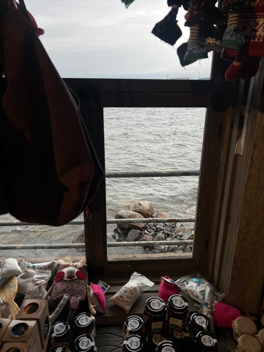 Вид из окна избы на Онежское озеро 