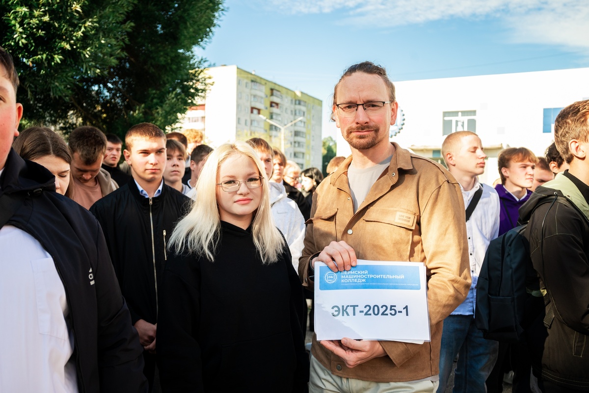 От преподавателя Н. А. Ситчихина ребята узнают о процессах производства кабеля. Фото Тимура Валиуллина, фотографа медиацентра ПМК.