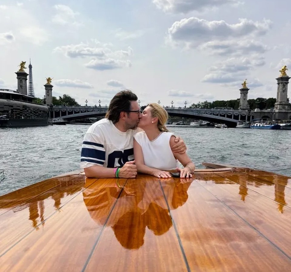    Телеведущий поделился снимком с женой Натальей, сделанном в Париже. Фото: соцсети.