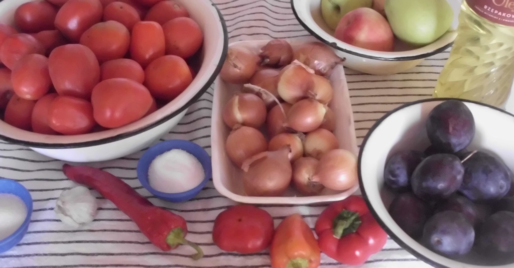 Продукты для приготовления томатного соуса с яблоками и сливами. Фото автора канала Житейская проза