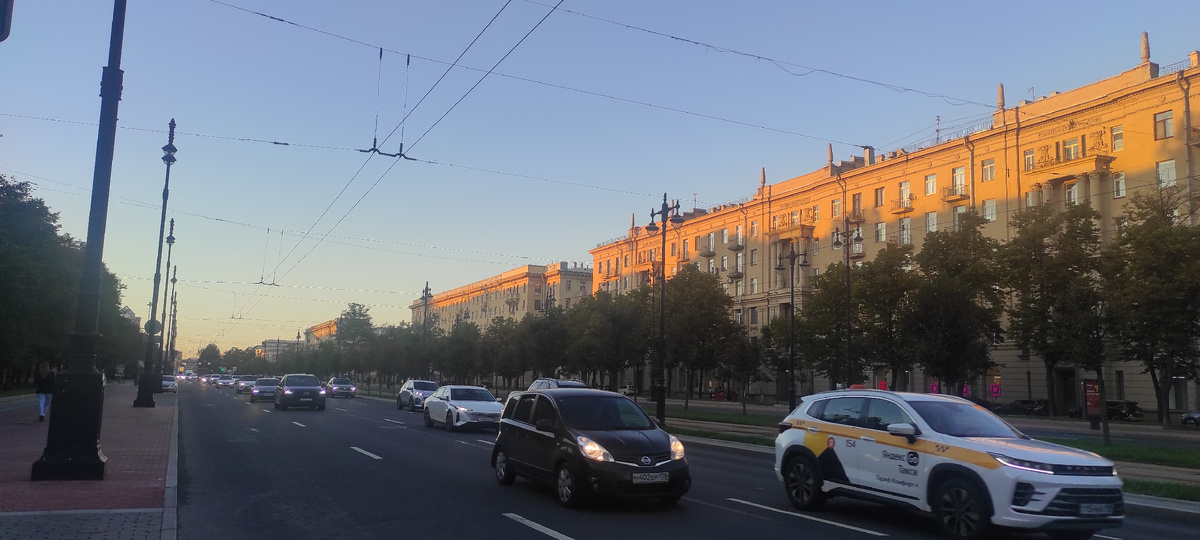 Отблеск солнца на Московском проспекте