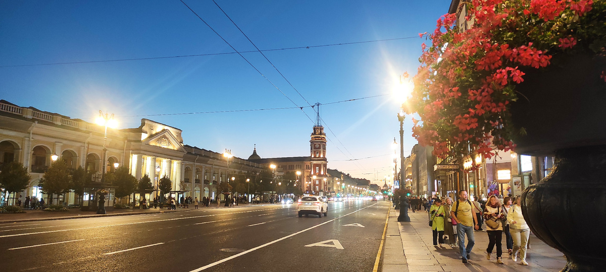 Гостиный Двор. Невский проспект