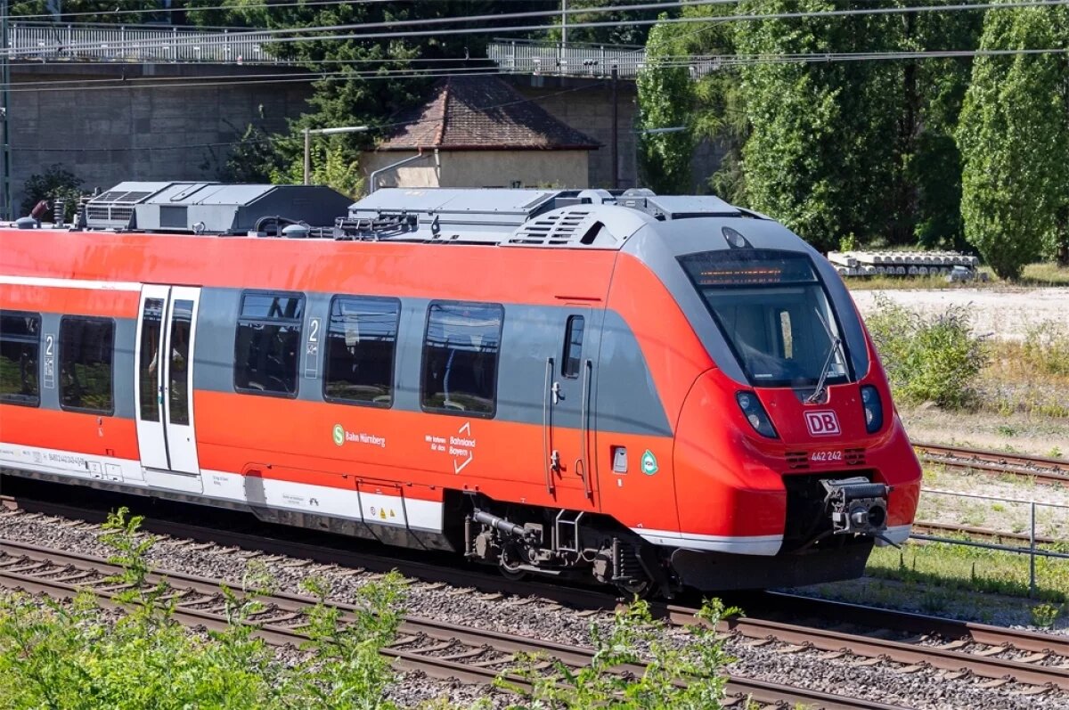    По непонятной причине мигрант швырнул украинку под поезд, который двигался со скоростью 100 км/ч.