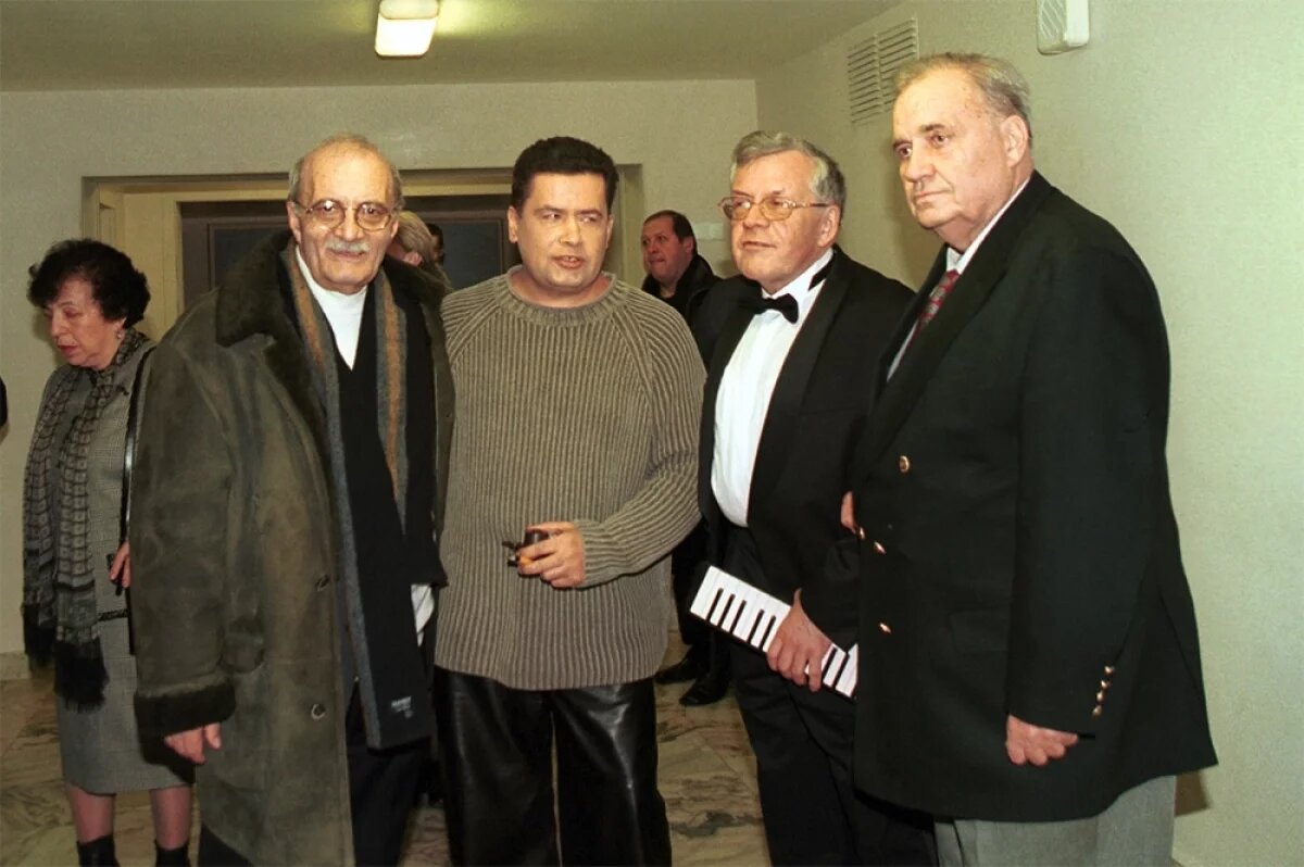    Андрей Петров работал с советскими и российскими звёздами. На снимке (слева направо): режиссёр Георгий Данелия, певец Николай Расторгуев, композитор Андрей Петров и режиссёр Эльдар Рязанов.