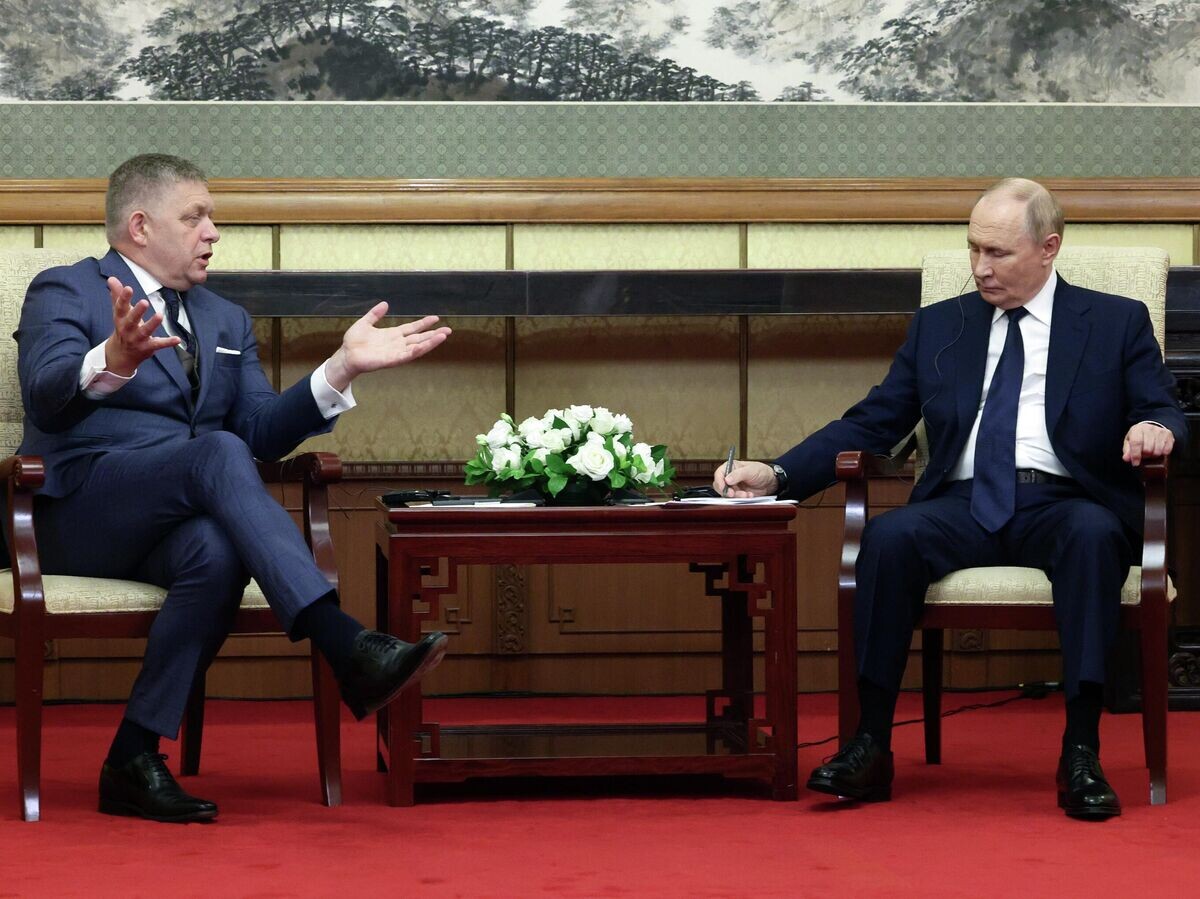    Президент РФ Владимир Путин и председатель правительства Словакии Роберт Фицо во время встречи в Пекине© РИА Новости / POOL