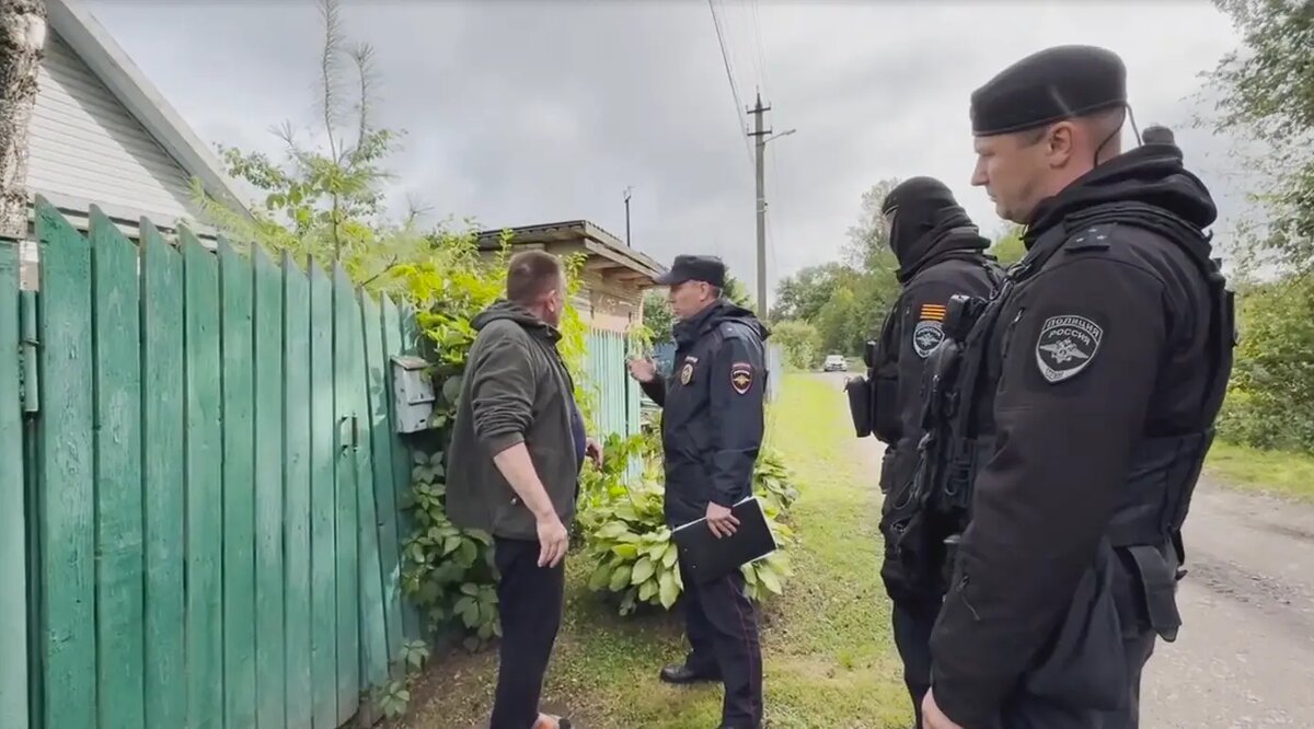    Фото: стоп-кадр видео от пресс-службы ГУ МВД России по Петербургу и Ленобласти