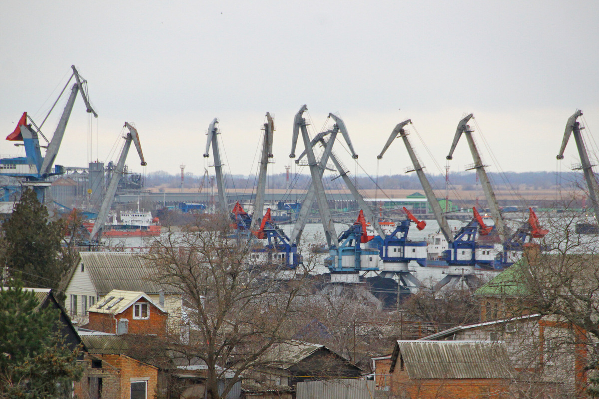 Азовский порт связывает внутренние водные пути России через Азовское море с Чёрным и Средиземным морями