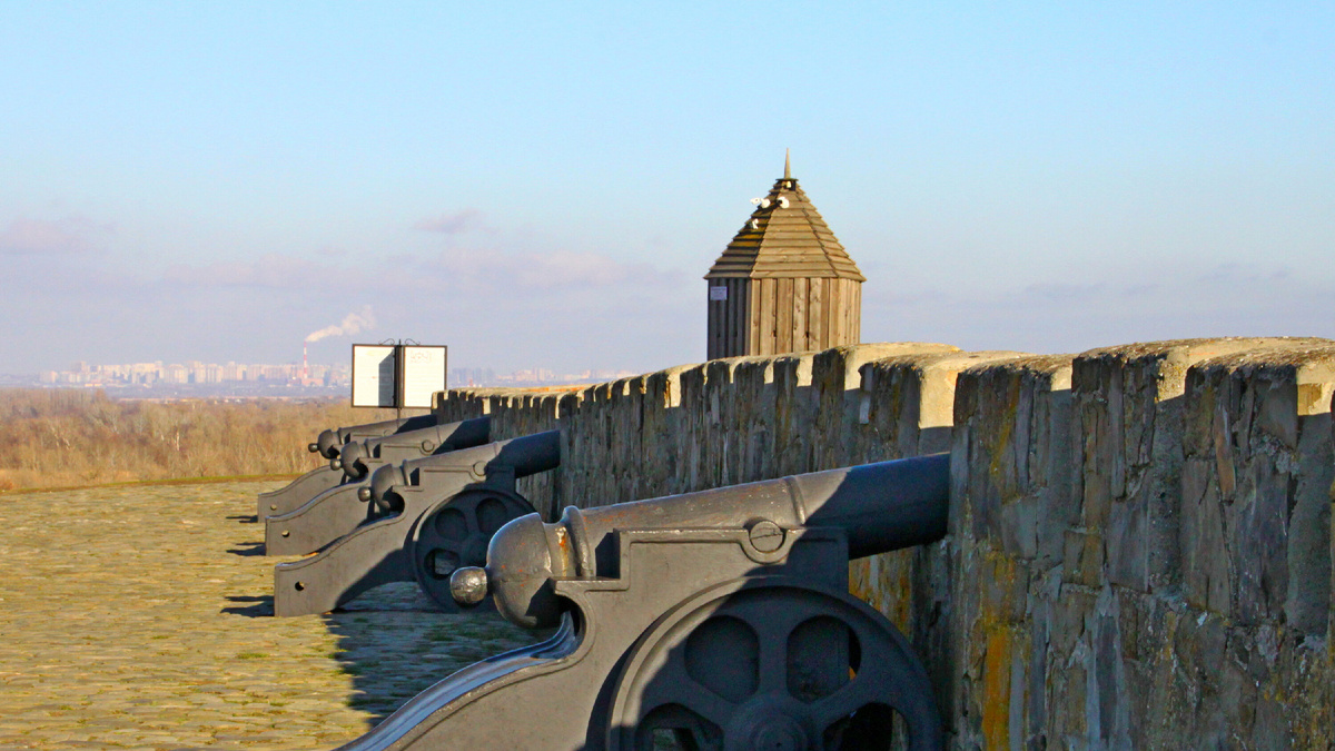 Но фрагментарно сохранившаяся крепость помнит залпы корабельных пушек, штурмовавших почти неприступные бастионы.