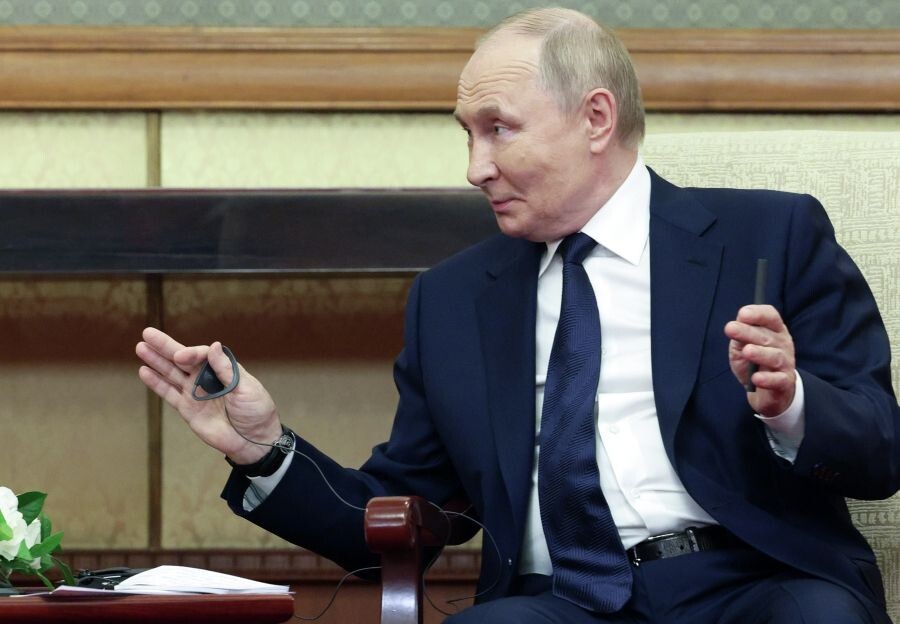    Владимир Путин во время встречи с председателем правительства Словакии Робертом Фицо в Пекине / Источник: © Владимир Смирнов/POOL/РИА Новости