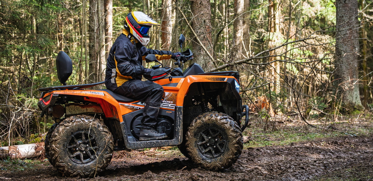 Специальные модели очков и масок для квадроциклов плотно прилегают к лицу и рассчитаны на движение по бездорожью