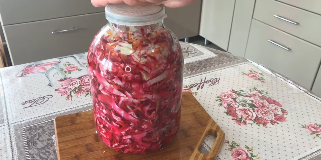 Маринованная капуста со свеклой и морковью – идеальная закуска на зиму.