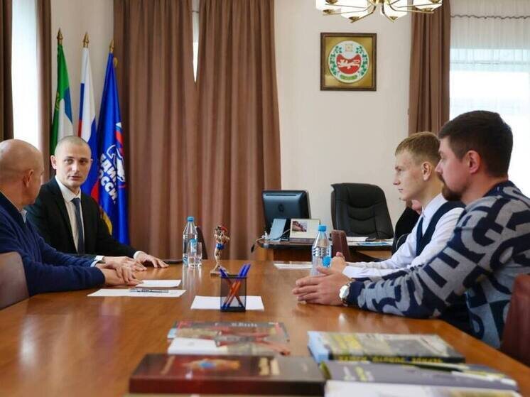     Сергей Сокол пожелал победы юному тайскому боксеру из Хакасии на первенство мира. Фото: ТГ-канал Сергея Сокола