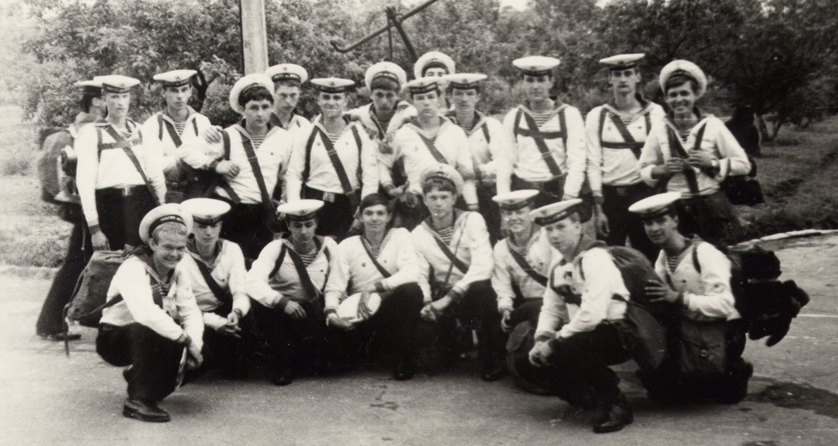 Это 4й взвод перед убытием на практику. Верхний ряд: Алейников, Занько, Попов, Никитин, Станиславчик, Макаркин, Лайшев, Гарибян, Шевченко, Ануфриев, Ржавский, Иванов; нижний ряд: Волков, Захарьев, Филиппов, Андреев, Маслаков, Павлов, Уланов, Малюгин.