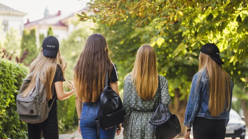     Девушки. Студентки. Подруги. Фото: ru.freepik.com, автор freepik.