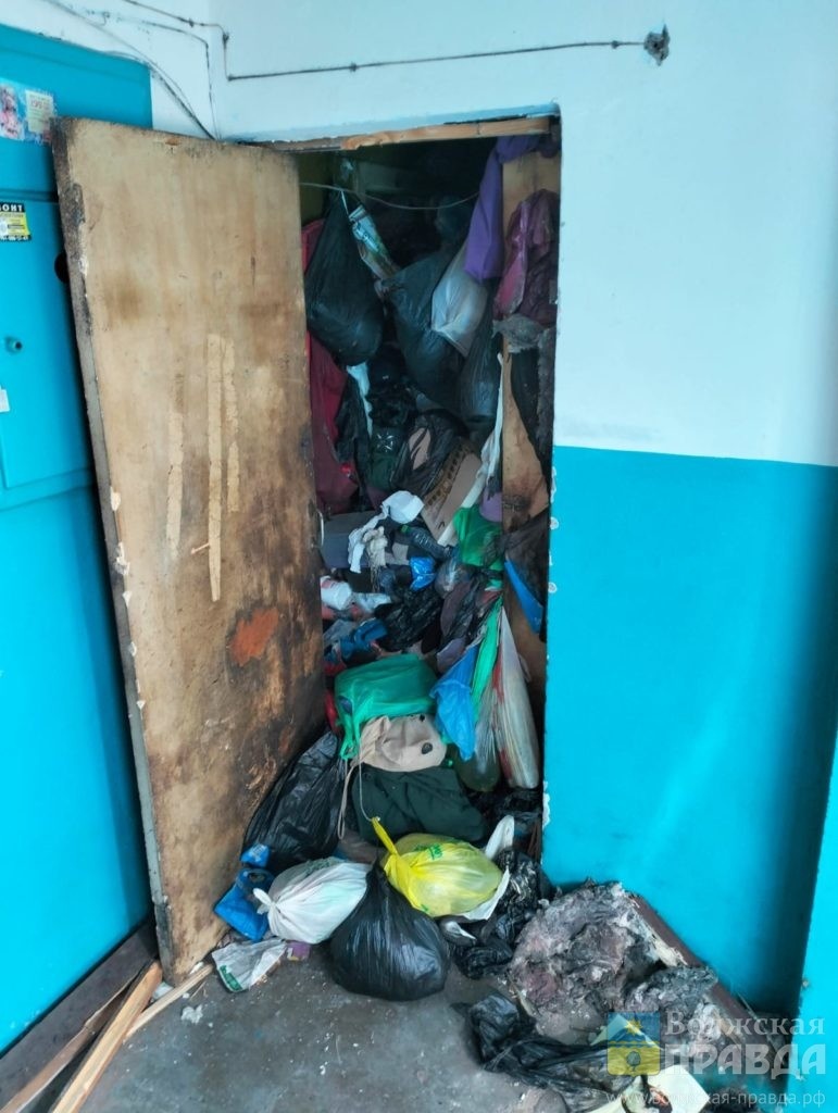 Старый хлам вывалился из квартиры в подъезд и создаёт пожароопасную обстановку📷    Волжанка проиграла битву за жилплощадь собственному мусору
