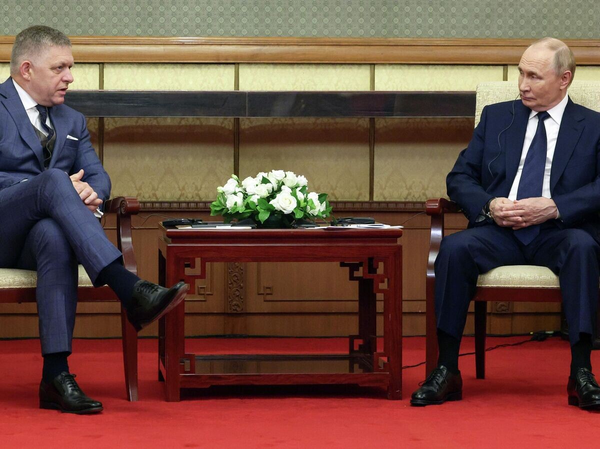    Президент РФ Владимир Путин и председатель правительства Словакии Роберт Фицо во время встречи в Пекине© РИА Новости / POOL