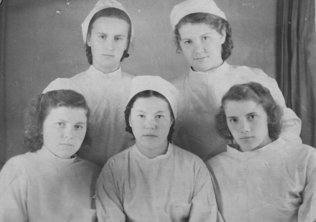 Ольга Фокина во втором ряду в центре. Взято с сайта cultinfo.ru