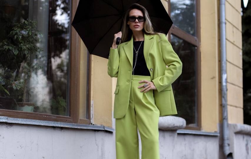 Классика с изюминкой: костюмы в оттенке лайм