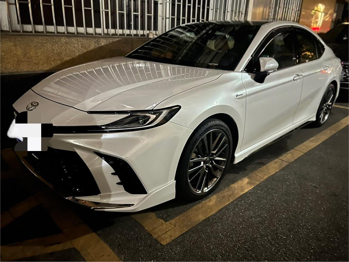 Фото 1. Передняя часть автомобиля Toyota Camry.