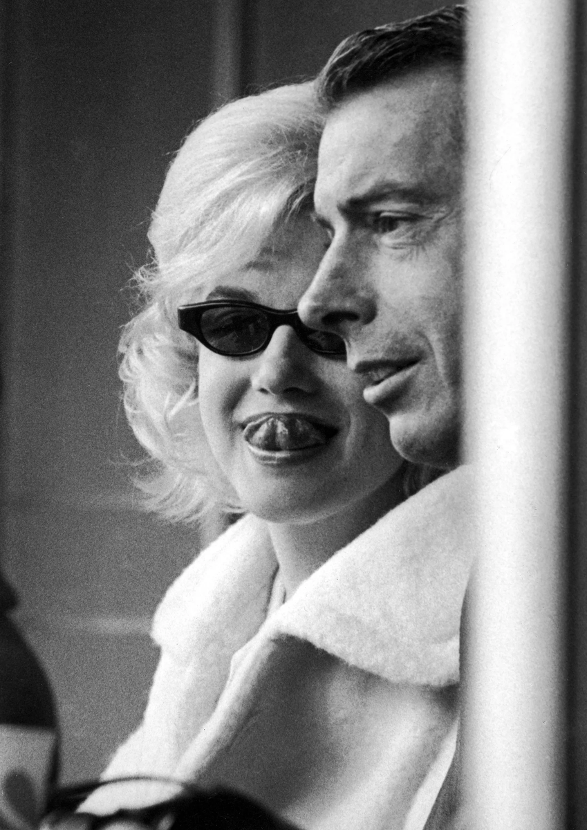 Мэрилин Монро в солнцезащитных очках со своим вторым мужем Джо Ди Маджо, 1954