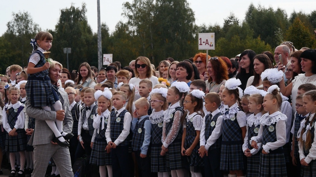 Звучит первый звонок в школе №10.