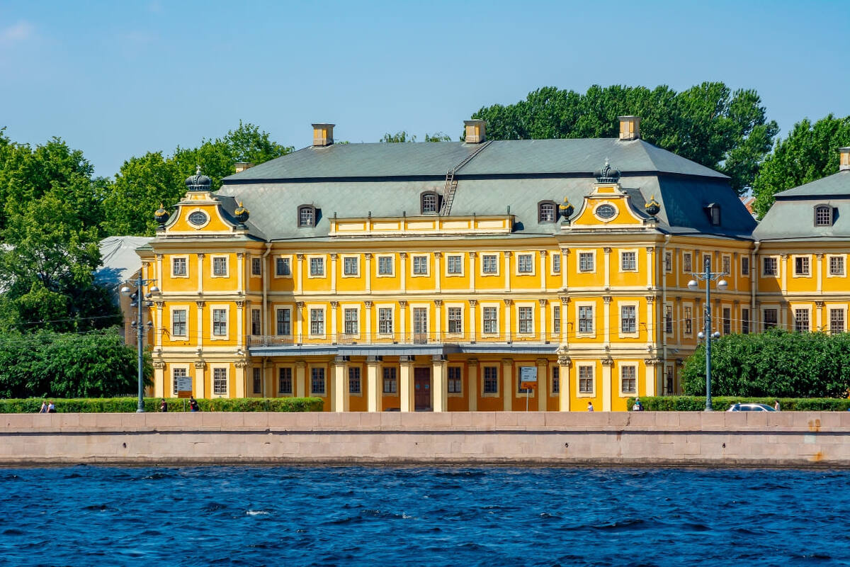 Университетская наб., 15, Санкт-Петербург

