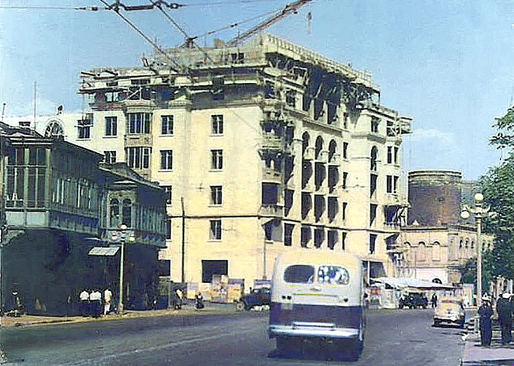 Жилой дом, построенный в середине 1950-х годов на проспекте Сталина. Автор проекта - Микаил Усейнов