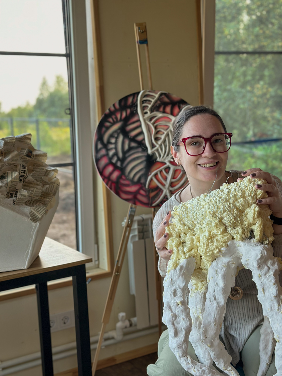 Художница Стефания Каринская-Никитан в своей мастерской