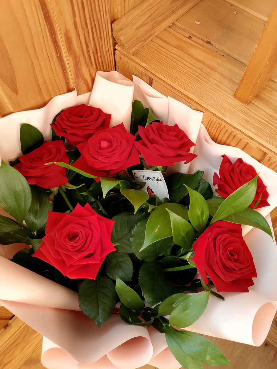 Сын выбрал красные розы первой учительнице. Очень ароматные. Обалденные.