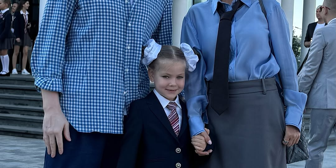 В чем пришли 7 звездных семей на линейку 1 сентября. Рассматриваем и обсуждаем образы.