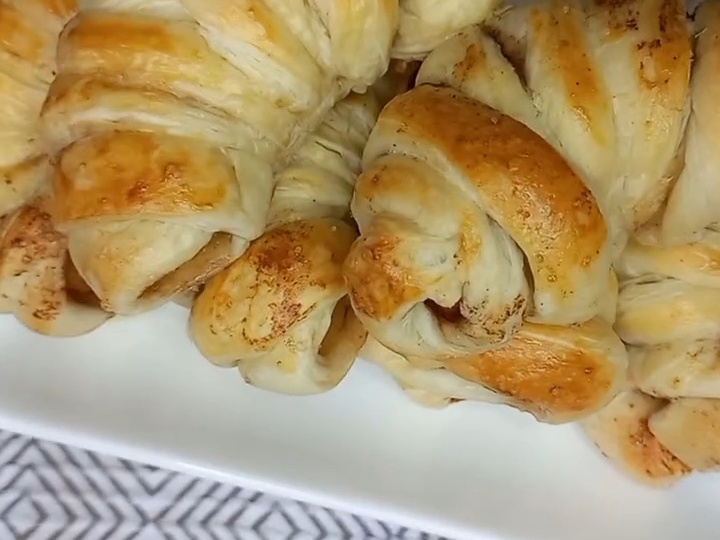 Рулетики из слоёного теста с яблоками и корицей