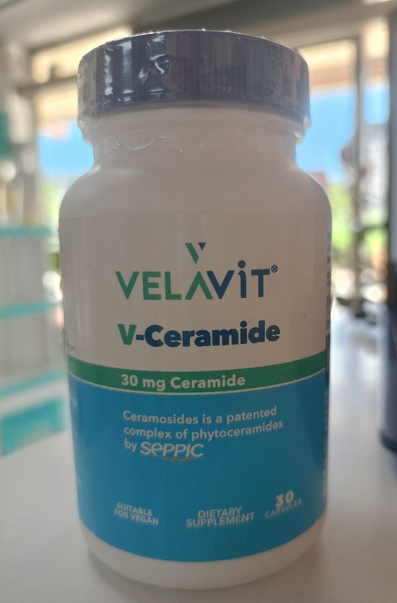 Жила-была кожа. Она была как маленькая крепкая стена, сложенная из клеточек-кирпичиков. Между ними был особенный раствор — церамиды. Этот раствор держал стену крепкой, не давал уходить влаге и защищал от злых ветров и пыли.
Однажды раствор стал тонким и редким. Стена начала трескаться, кожа стала сухой и чувствительной. Но как только появились новые церамиды — раствор вернулся, стена снова стала крепкой, а кожа — мягкой, сияющей и счастливой.