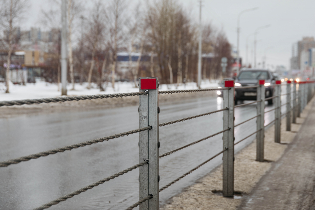    На Нефтеюганском шоссе в Сургуте устанавливают тросовые ограждения для безопасности движения