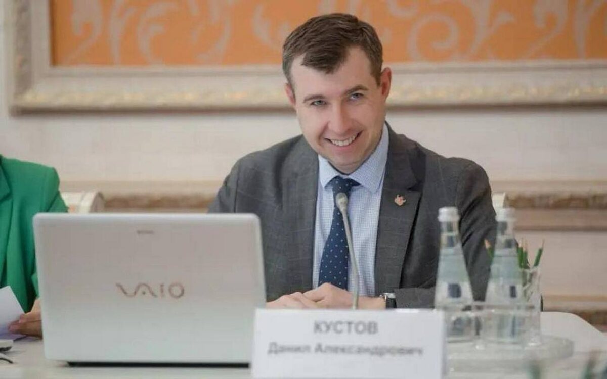    Зампред Данил Кустов искусно перекинул «горячую картошку» в виде незаконной свалки на мэрию Воронежа Фото: правительство Воронежской области