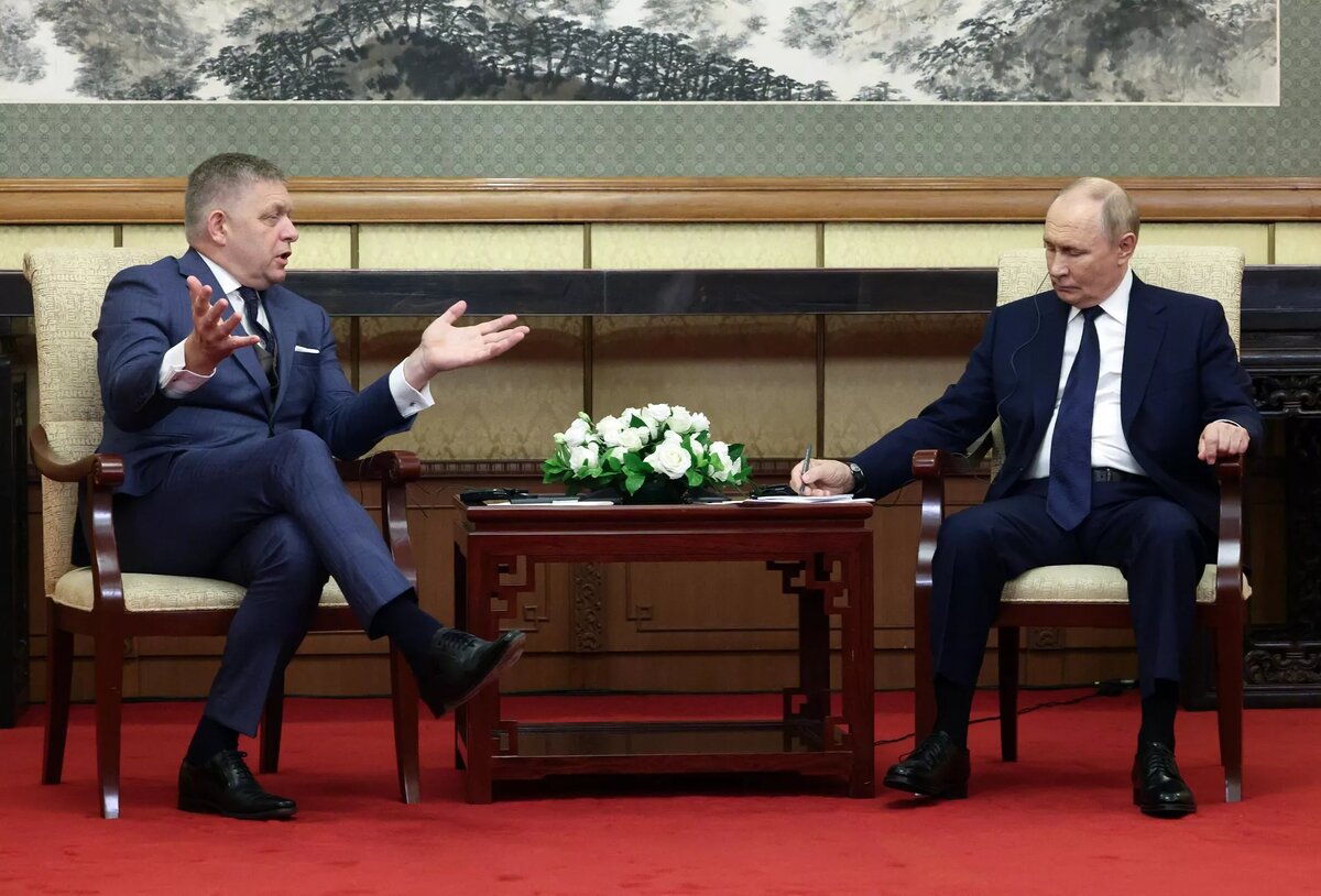 Президент РФ Владимир Путин и председатель правительства Словакии Роберт Фицо во время встречи в Пекине
© POOL